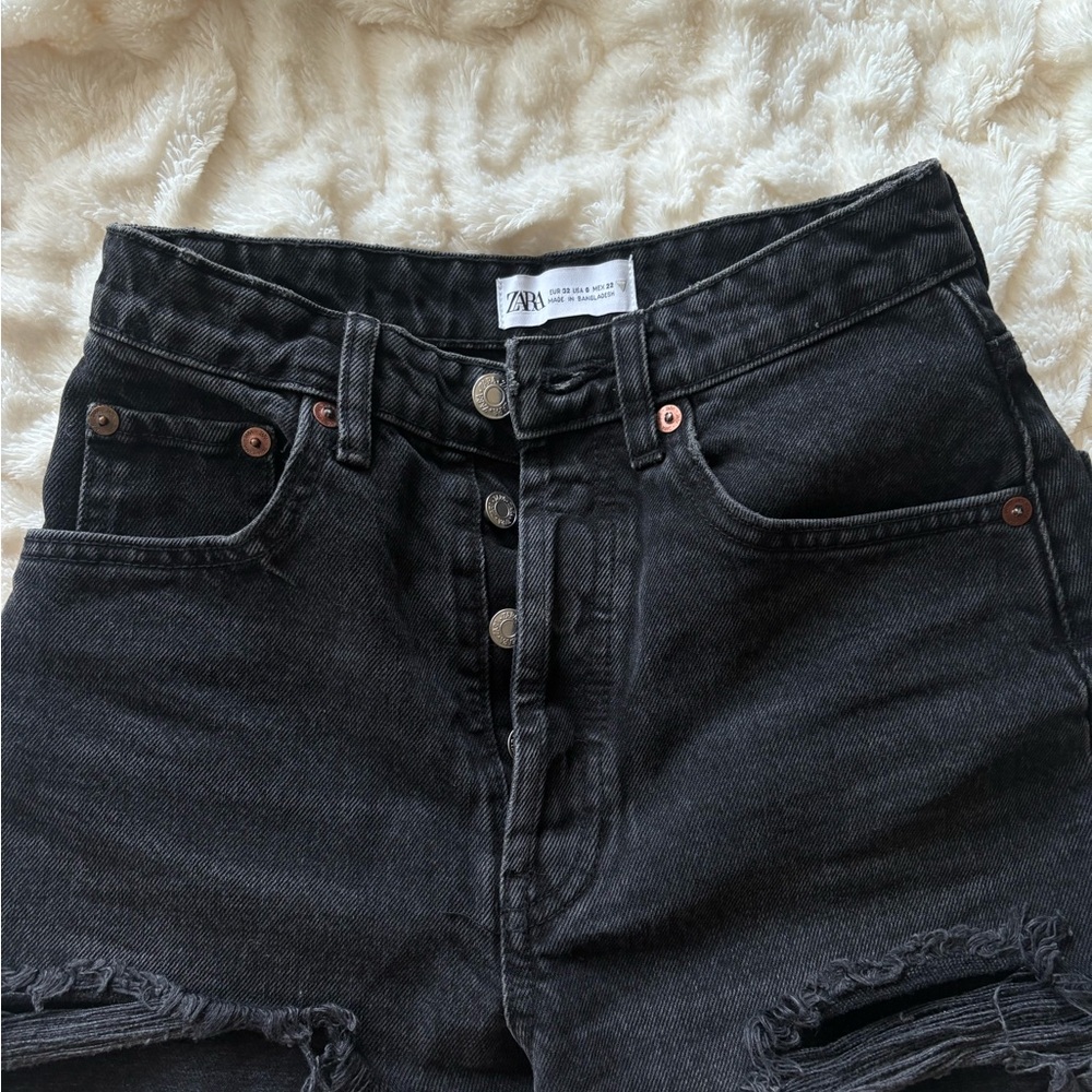 Zara Women's Black High-Waisted Jeans shorts